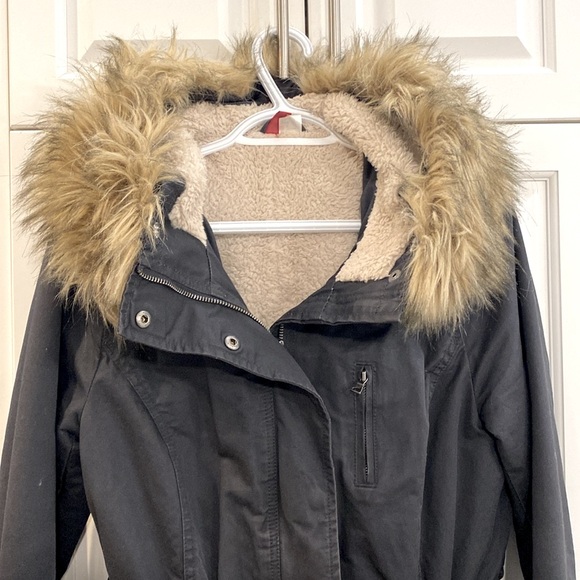 H&M jacket. Removable faux fur around hood. Adjustable waist tie. Side pockets. - Picture 2 of 5
